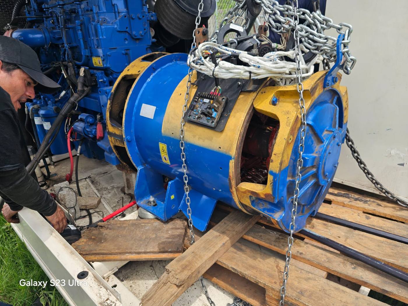 Técnico reparando un generador desarmado